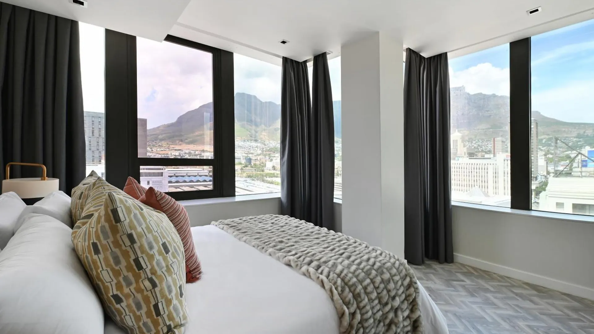 15Th-Floor 2-Bed Panoramic City Views & Modern Living Cape Town