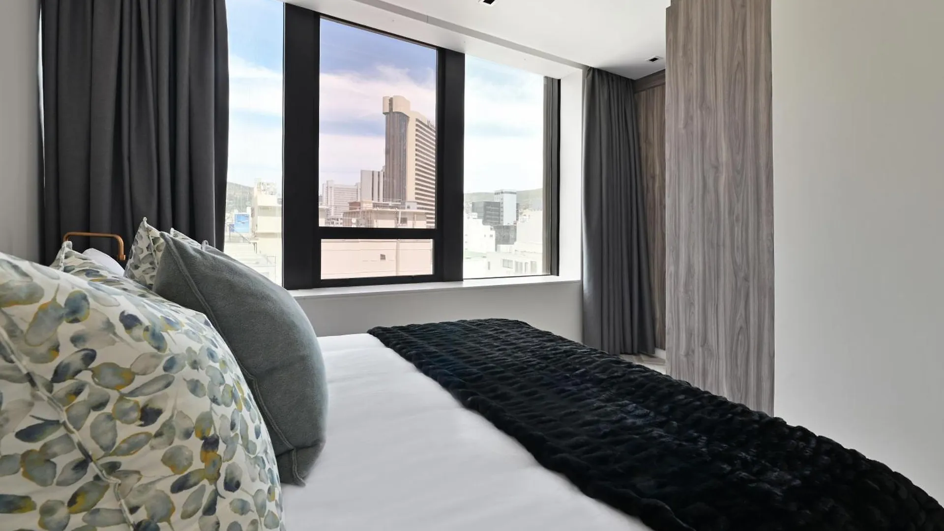 15Th-Floor 2-Bed Panoramic City Views & Modern Living Cape Town Apartment